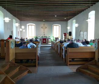 gut besuchte Kirche