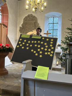 Pfarrer Niels Hönerlage präsentiert den Sternenhimmel