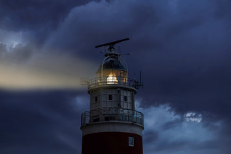 Leuchtturm in stürmischer Nacht