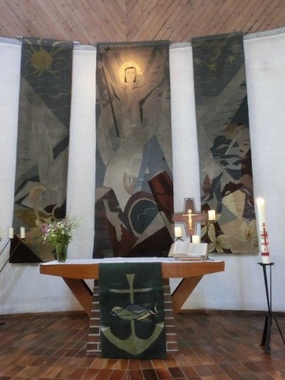 Dreiteiliger Altarwandteppich mit der Auferstehung Christi