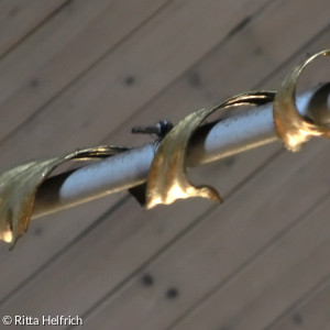 Goldfarbenes Ornament an der Lampenaufhängung