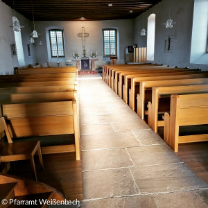 sonnendurchflutete Kirche